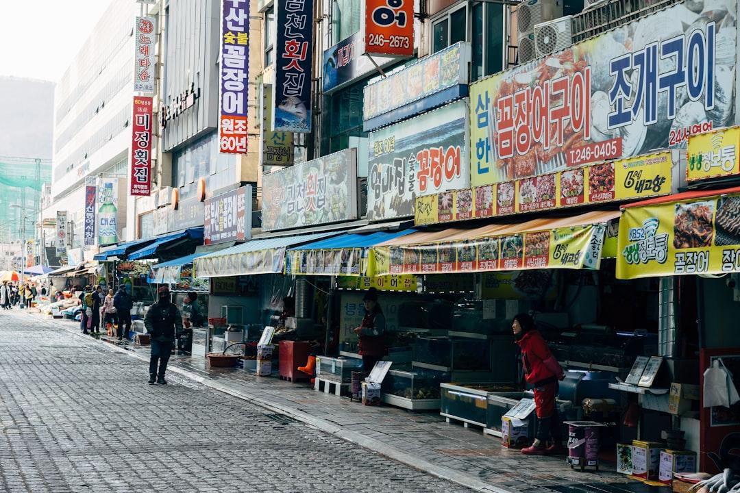 자재 판매는 끝났다... LX Z:IN이 강남 한복판에 '라이브러리'를 세운 이유